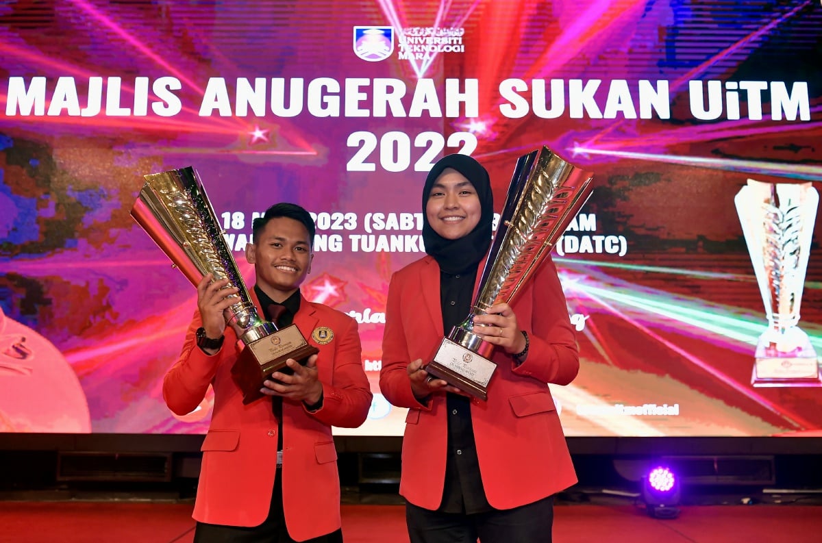 ANIQ Kasdan (kiri) bersama penerima Nur Ain (kanan) diumum sebagai Olahragawan, Olahragawati Anugerah Sukan UiTM 2022. FOTO Bernama