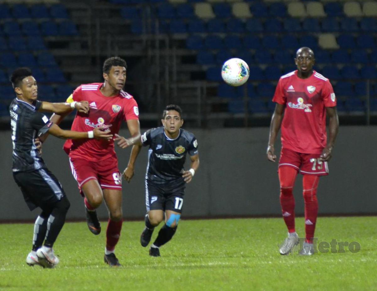 Pemain UiTM, Victor Clotaire Michel Nirennold (dua kiri) disekat pemain Kelantan pada aksi Piala Malaysia. FOTO Ihsan Pembaca