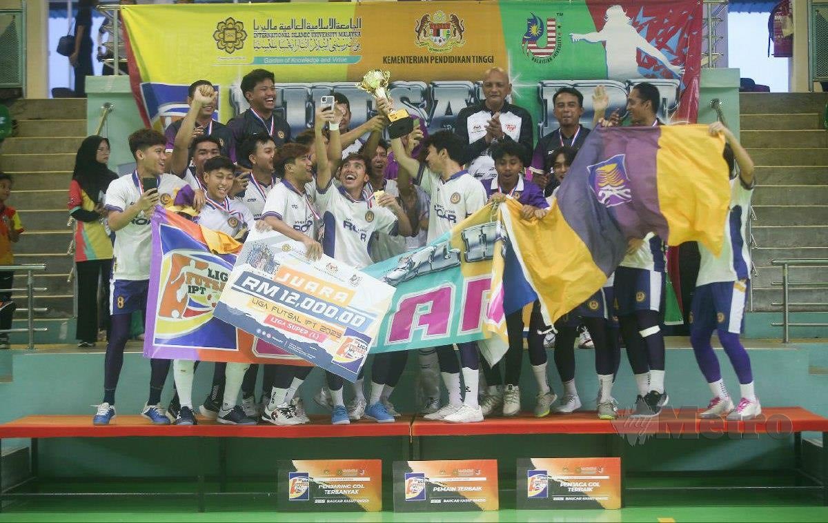 PEMAIN UiTM menjulang piala selepas muncul juara Liga Futsal IPT 2023. FOTO MIKAIL ONG
