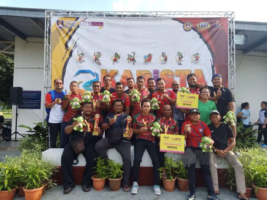 PASUKAN senior dan super veteran UiTM Melaka ceria selepas meraih emas dalam acara bola sepak di UiTM Samarahan. FOTO Nazri Abu Bakar 