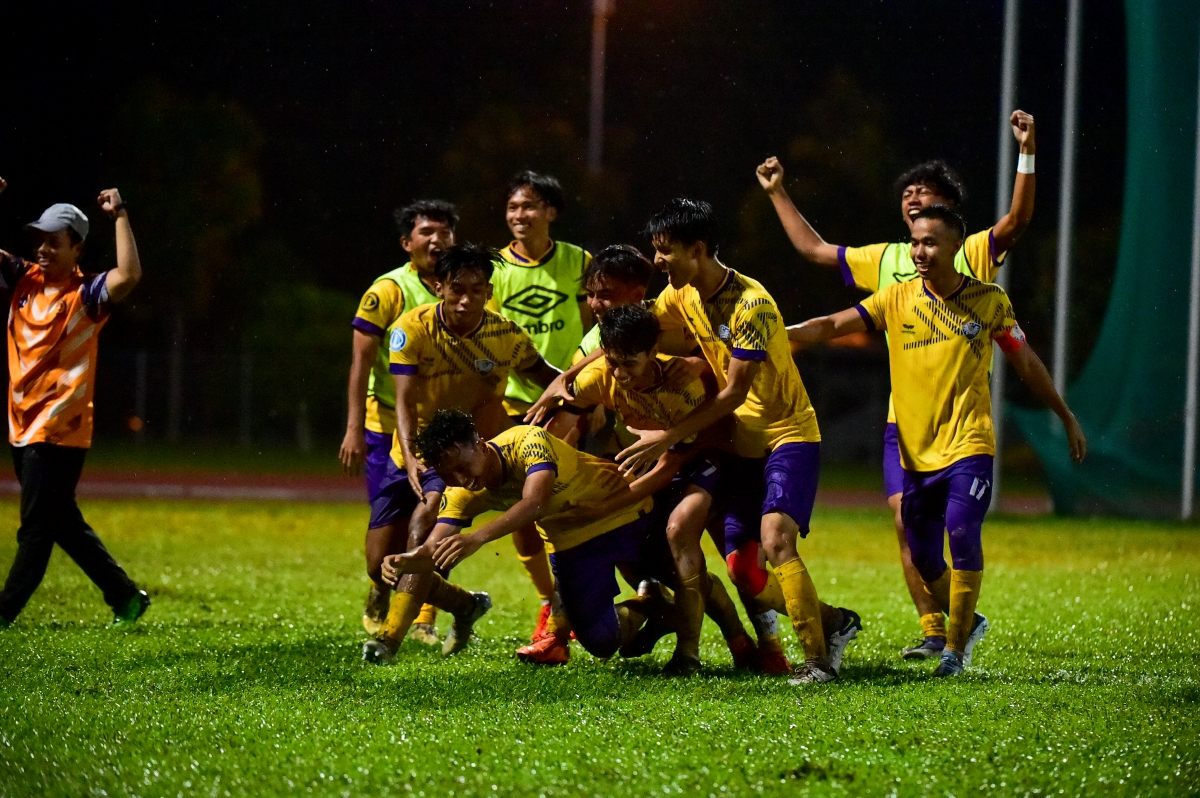 SKUAD bola sepak UiTM meraih emas selepas menewaskan UPSI 2-0. FOTO SUKIPT