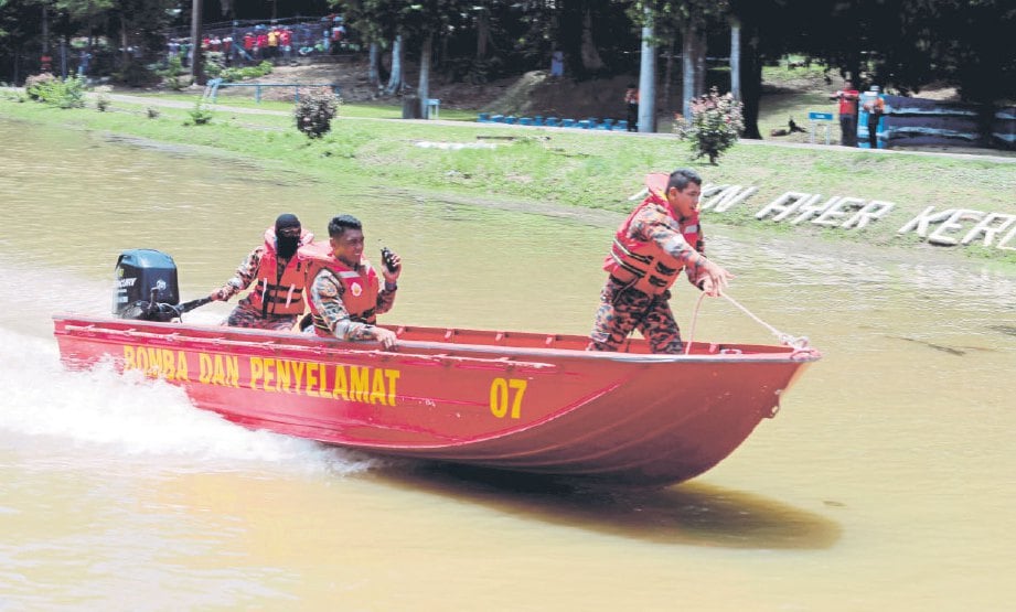 PESERTA iMIREX melakukan demonstrasi menyelamat ketika pertandingan di Hutan Rekreasi Ayer Keroh.