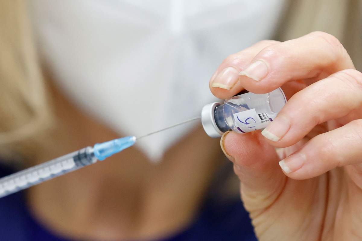JURURAWAT di sebuah hospital dekat Tel Aviv menyediakan suntikan vaksin Covid-19. FOTO AFP 