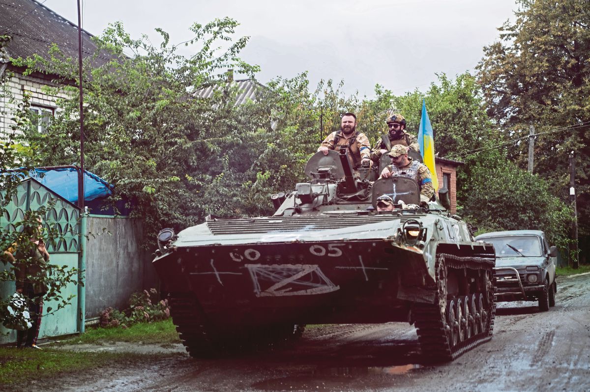 KERETA kebal tentera Ukraine melalui bandar Izyum di wilayah 
