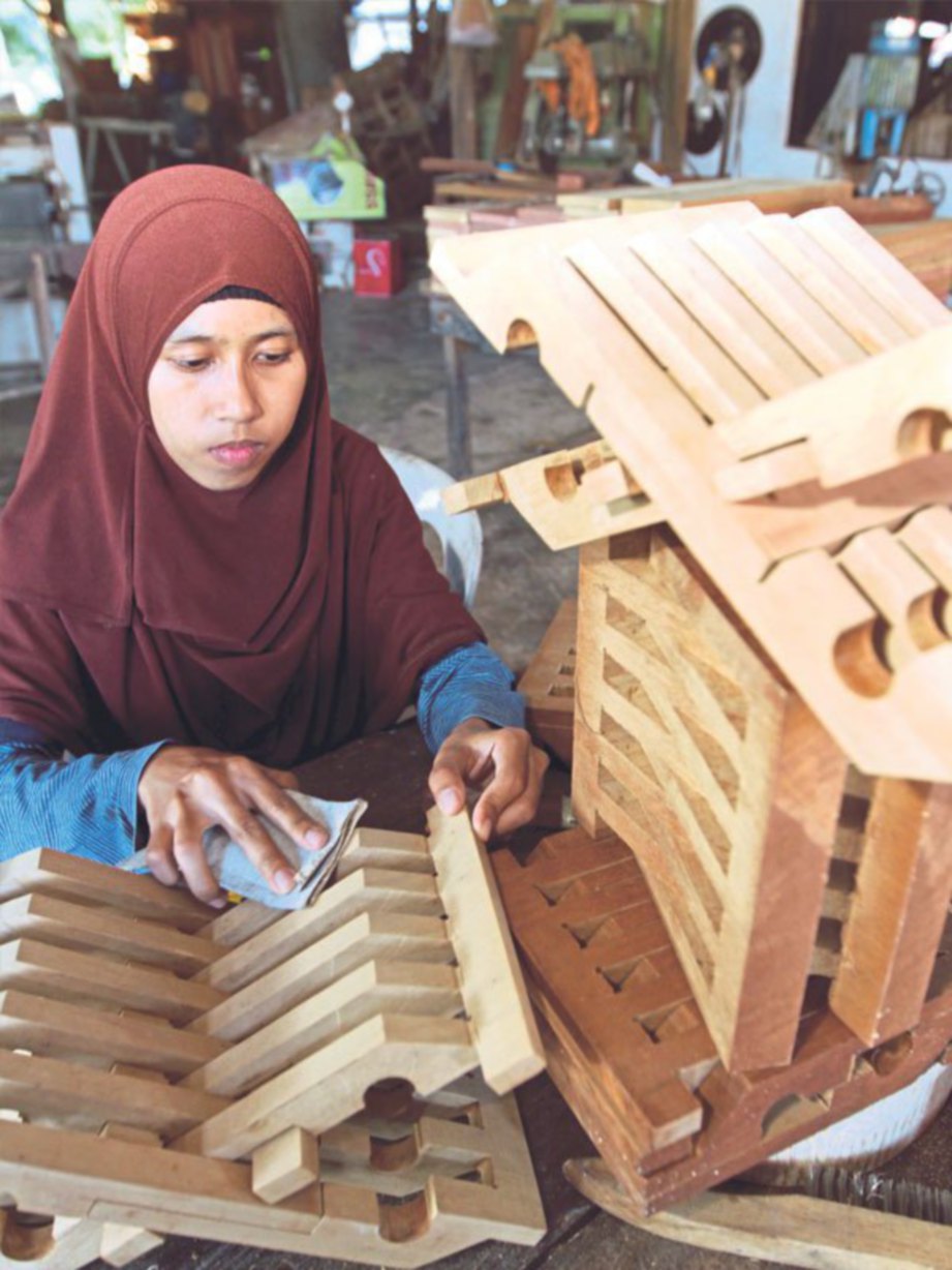 PELBAGAI produk berasaskan kayu dihasilkan pengukir muda wanita ini.