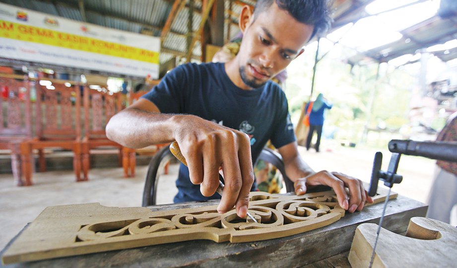 KEMAHIRAN Mohd Amirul terhadap seni ukiran kayu diwarisi turun-temurun daripada moyangnya.