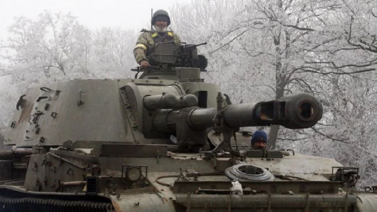 Pasukan tentera Ukraine bersedia menghadapi serangan kumpulan pemisah pro-Russia. FOTO AFP