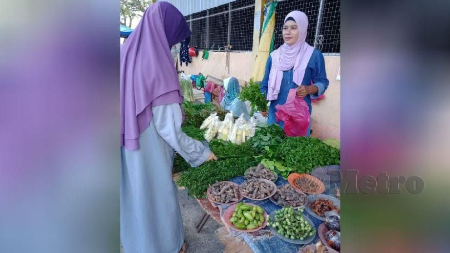 SITI Rohani ketika berniaga ulam di pasar Kuala Nerang sebelum berniaga secara dalam talian ketika PKP. FOTO ihsan pembaca