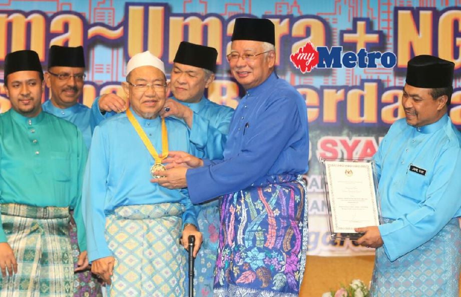 Najib mengumumkan Harussani sebagai Tokoh Ulama Sepanjang Zaman pada Majlis Perdana Ulama-Umara dan NGO Islam Bersama Perdana Menteri di Putrajaya. FOTO Ahmad Irham Mohd Noor