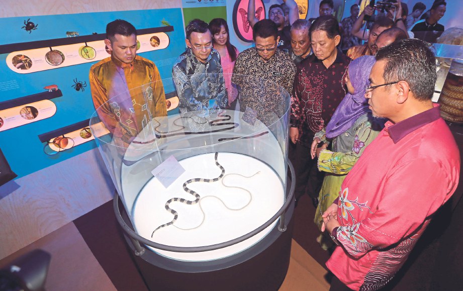 MOHAMADDIN (tiga dari kanan) melawat pameran muzium haiwan selepas majlis perasmian HMA 2018.
