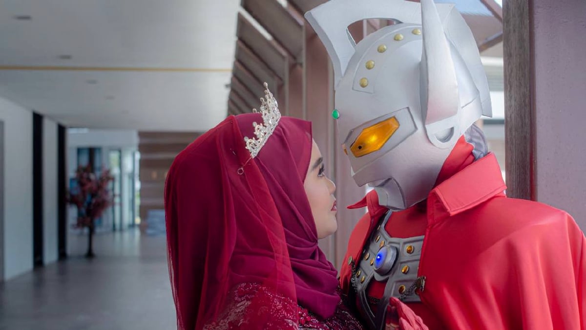 MOHAMAD Zulhafizie merealisasikan impiannya memakai sut Ultraman Taro pada hari perkahwinannya. FOTO Ihsan Mohamad Zulhafizie Senin