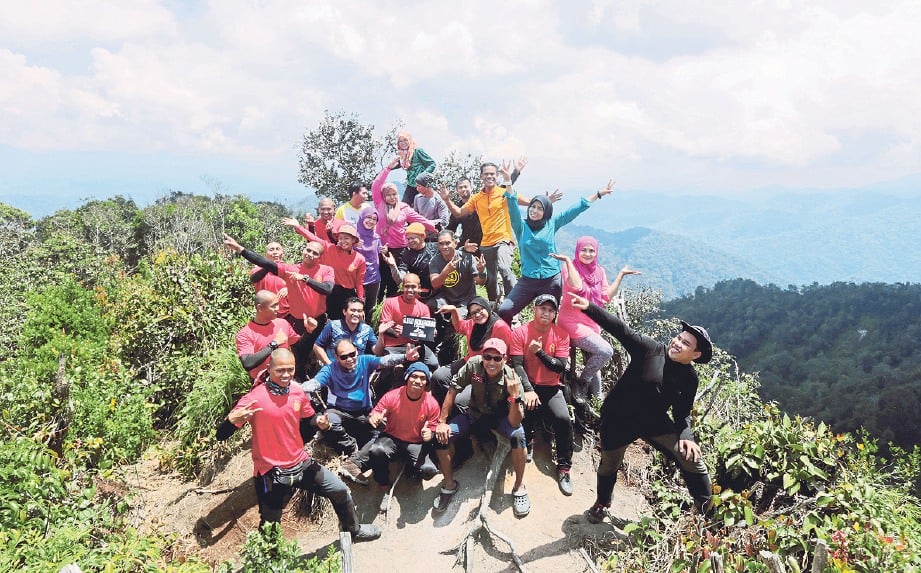 SEMUA peserta selamat tiba di puncak Gunung Ulu Semangkuk. FOTO Zulkepli Osman