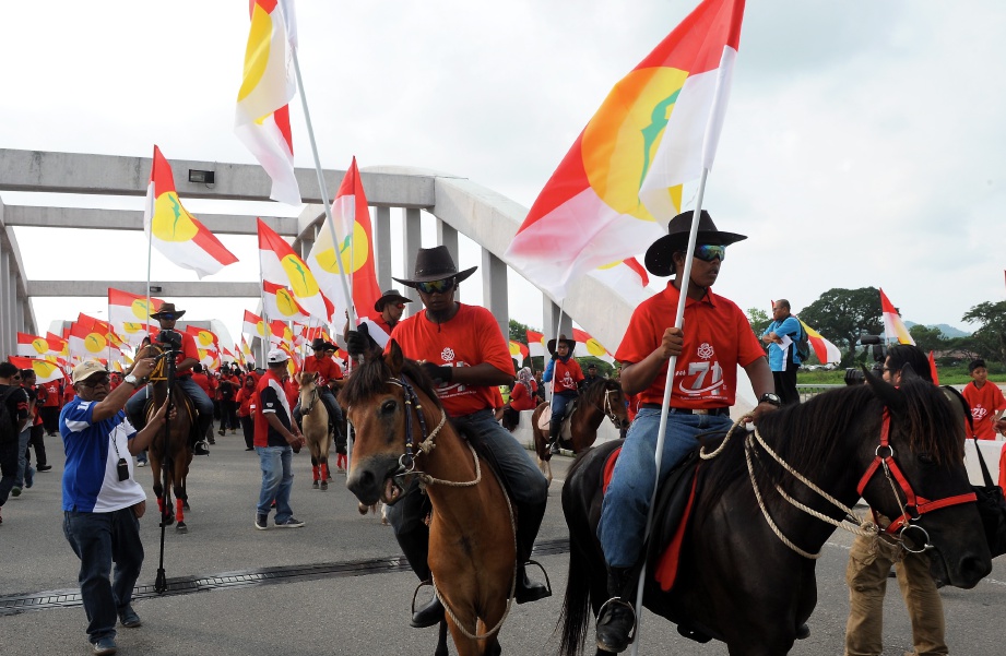 PESERTA menunggang kuda ketika menyertai Larian Bendera UMNO sempena sambutan ulang tahun UMNO ke-71 di Jambatan Merdeka, pada 4 Mei. FOTO Bernama 
