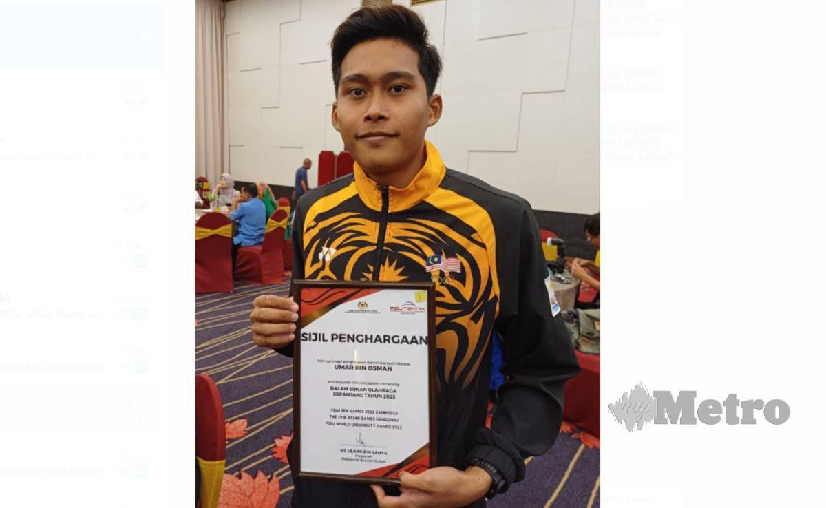 UMAR memegang sijil penghargaan daripada Polikteknik Sultan Ibrahim, Pasir Gudang di atas pencapaian dalam sukan yang mengharumkan nama politekinik berkenaan di peringkat antarabangsa. FOTO Rizar Mohd Noor 