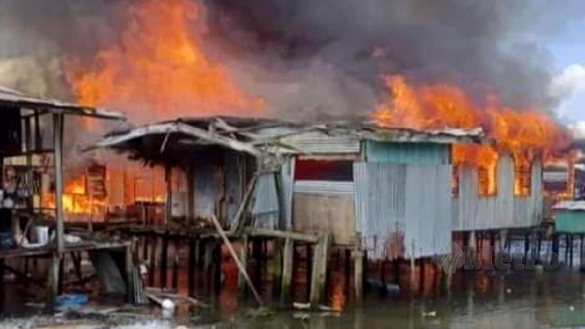 SEBELAS rumah musnah dalam kebakaran di Kampung Sabah Baru, Lahad Datu. FOTO Ihsan Pembaca