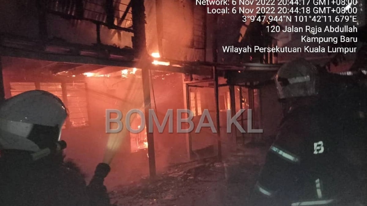 RUMAH lima pintu berhampiran pintu gerbang Kampung Baru, Jalan Raja Muda Musa, Kuala Lumpur, musnah dalam kebakaran. FOTO Ihsan Bomba. 