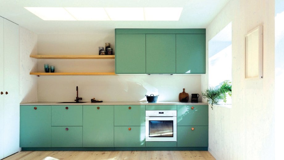 WARNA lembut pada dinding dan lantai menonjolkan rona kabinet dapur yang lebih terang.