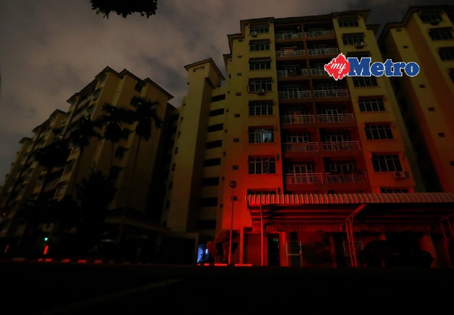 Rumah kakitangan kerajaan negeri, Pangsapuri Harmoni di Jalan Kennedy, Pulau Pinang, bergelap akibat ketiadaan elektrik lebih 18 jam. - Foto DANIAL SAAD