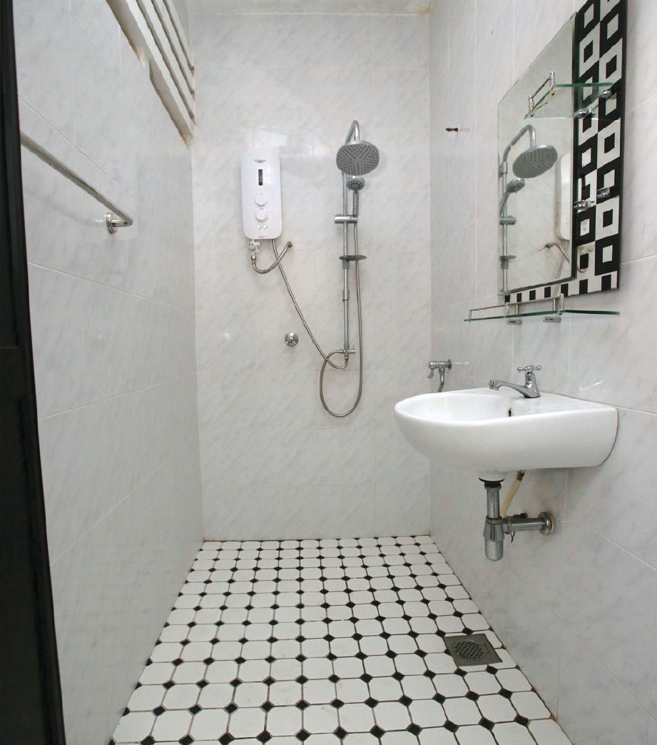 BILIK mandi yang diubah suai tetap menerapkan elemen retro dan kontemporari.
