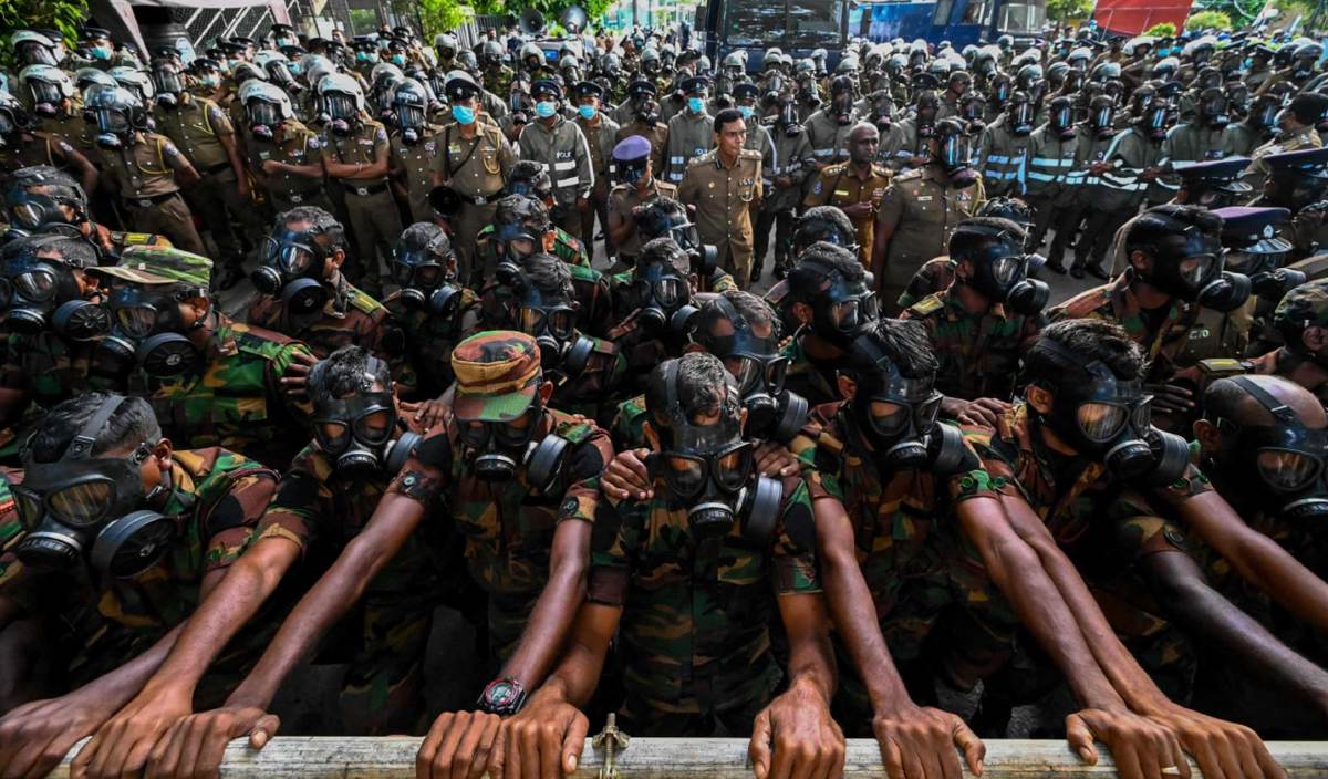 ANGGOTA tentera menahan penghadang ketika berdepan protes antikerajaan yang masuk hari ke-50 menggesa peletakan jawatan Presiden Sri Lanka, Gotabaya Rajapaksa di Colombo, Sri Lanka. FOTO AFP