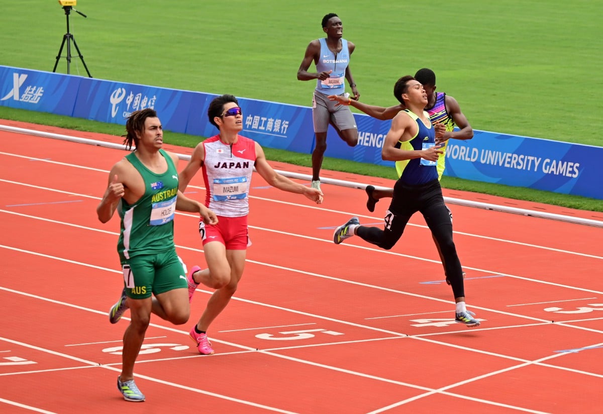 AKSI Umar (kanan) pada saingan separuh akhir acara 400m di Sukan Universiti Dunia di Chengdu, China. Ihsan KPT