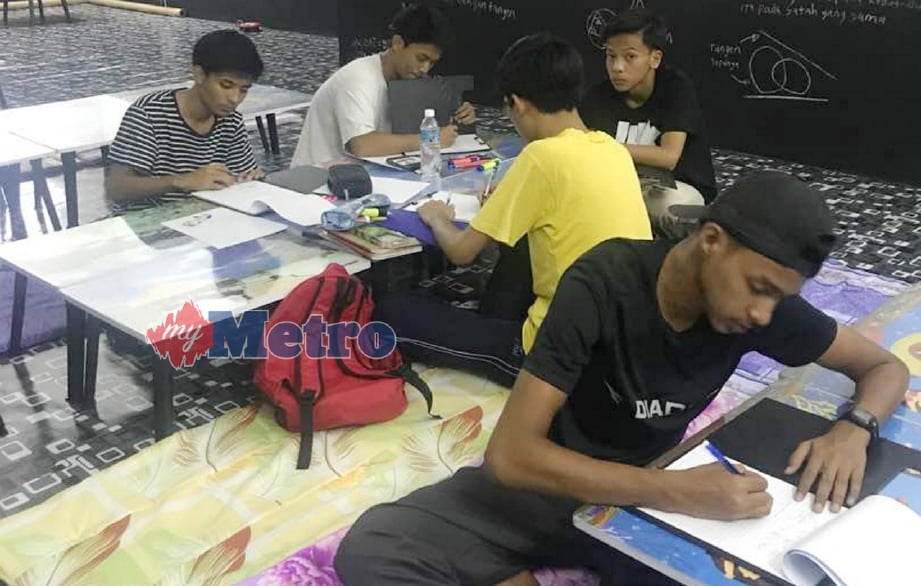 SEBAHAGIAN pelajar yang mengikuti kelas tambahan di Pusat Tuisyen Cikgu Umar di Bandar Rinching, Seksyen 4, Semenyih.