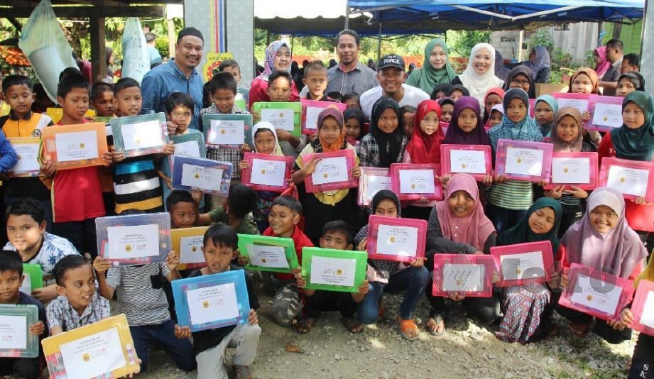 RAJA Shamri (tengah) bergambar bersama sebahagian 140 penerima sumbangan. FOTO Nik Abdullah Nik Omar 