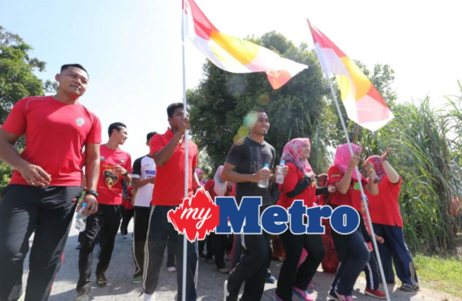 PESERTA larian Bendera UMNO dari Setiu ke Hulu Terengganu sempena program larian bendera UMNO zon pantai timur sambutan ulang tahun UMNO ke 71 di Kampung Teris, Hulu Terengganu. FOTO Rozainah Zakaria 
