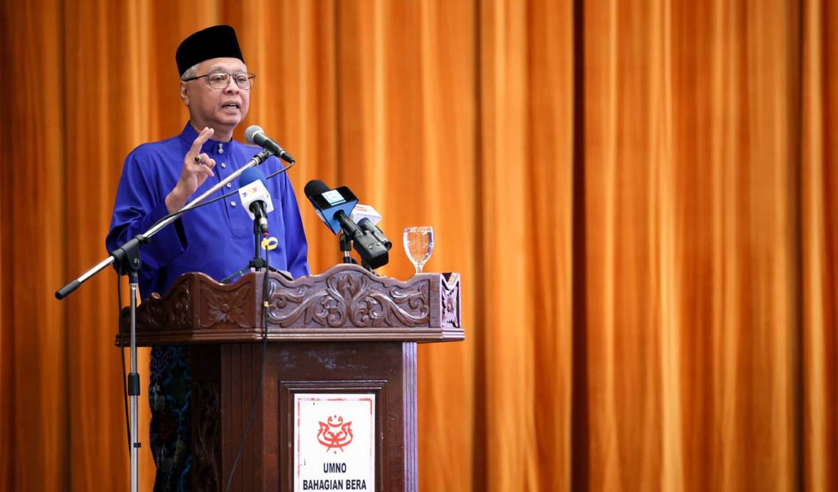 ISMAIL Sabri berucap ketika merasmikan Mesyuarat Perwakilan Wanita, Pergerakan Pemuda dan Puteri Umno Bahagian Bera di Dewan Konvensyen Majlis Daerah Bera. FOTO BERNAMA
