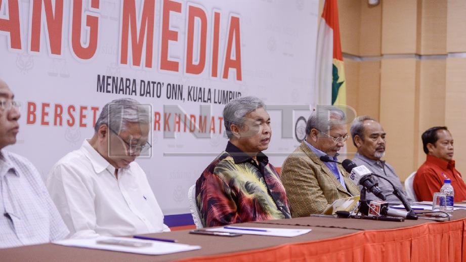 AHMAD Zahid (tengah) pada sidang media khas di Ibu Pejabat UMNO, Kuala Lumpur, hari ini. Foto LUQMAN HAKIM ZUBIR