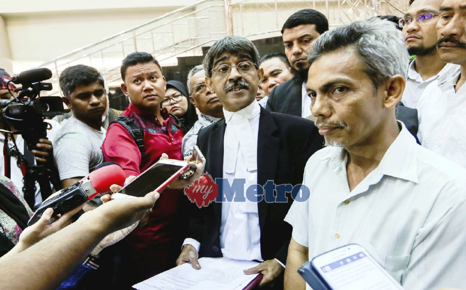 (Gambar fail) Peguambela, Mohamed Haniff Khatri Abdulla (tengah) hadir di Kompleks Mahkamah Duta bagi memfailkan pembubaran dan pengharaman parti Umno berikutan melanggar perlembagaan parti itu semalam. FOTO Hafiz Sohaimi 