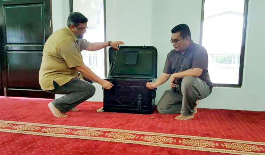 ASWANE (kiri) menunjukkan peti  tabung masjid yang dipecahkan. FOTO  Mohd Hilmie Hussin