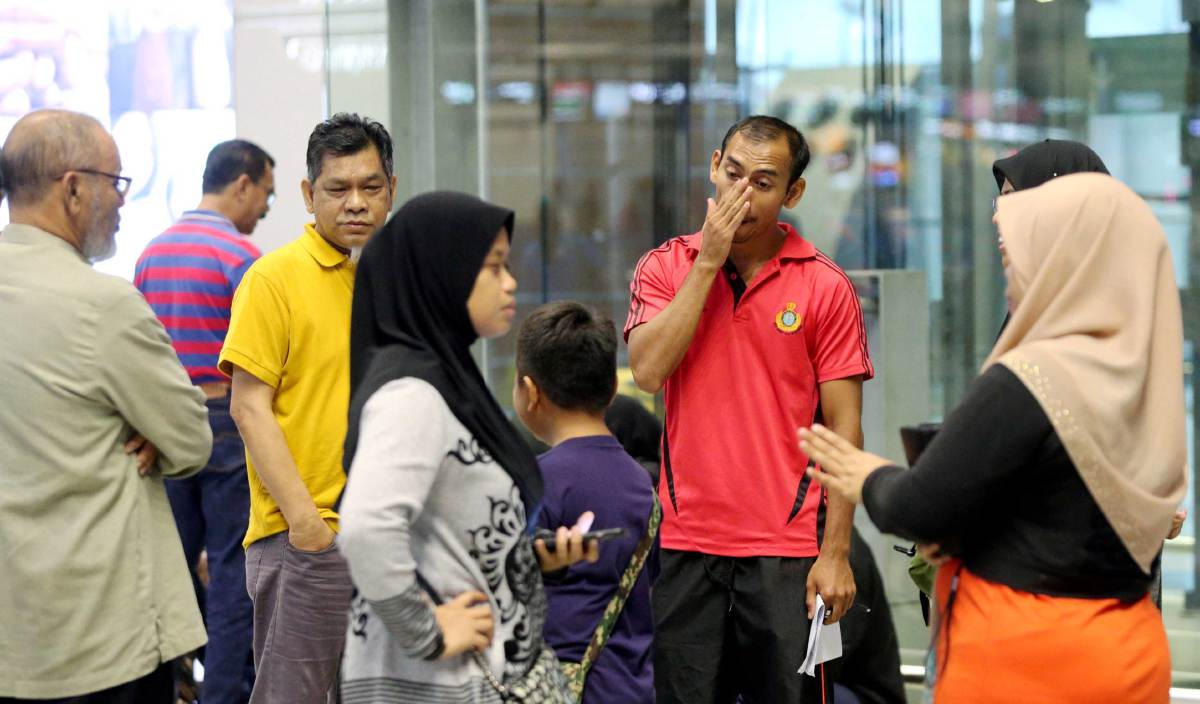 SEBAHAGIAN daripada jemaah umrah dari utara terkandas di Lapangan Terbang Antarabangsa Kuala Lumpur (KLIA) beberapa tahun lalu akibat agensi yang mengendalikan pakej umrah gagal dihubungi. FOTO Arkib NSTP