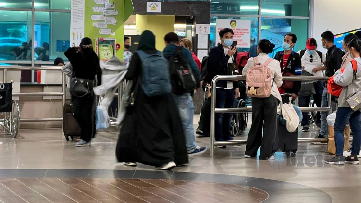 SEBAHAGIAN penumpang pesawat MAS dari Jeddah ke Kuala Lumpur yang terkandas di LTAPP. FOTO Zuhainy Zulkiffli.