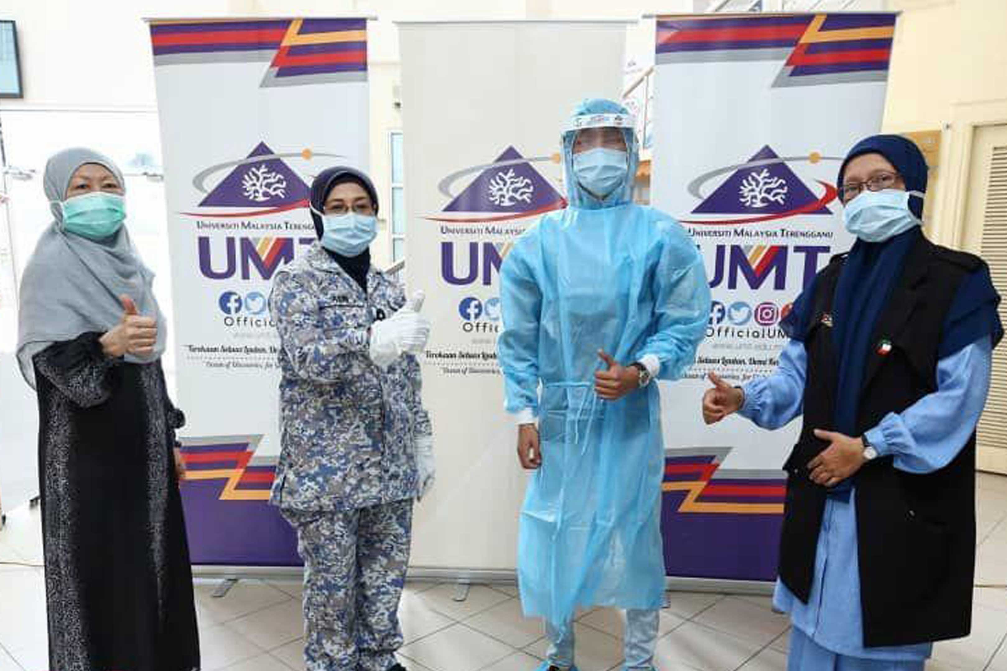 DR Noor Zaitun (kanan) dan Naib Canselor UMT, Prof Datuk Dr Nor Aeini Mokhtar (dua kiri) menunjukkan contoh peralatan perlindungan peribadi (PPE) Terengganu. FOTO Ihsan UMT