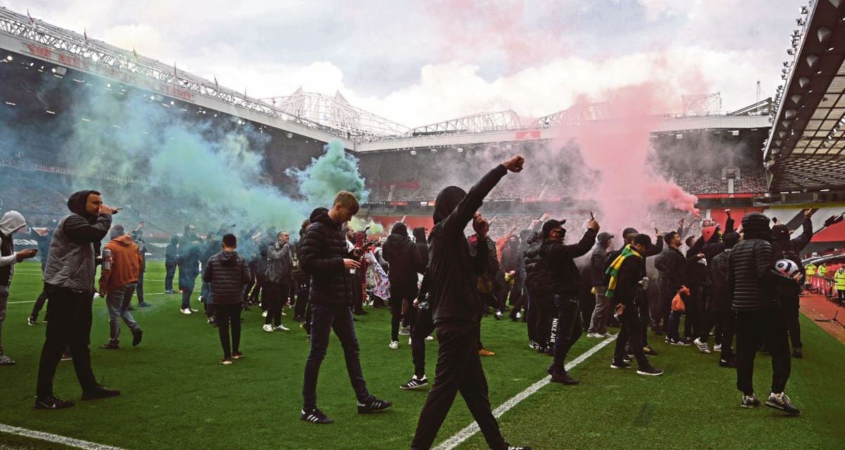 PENYOKONG melancarkan protes ke atas pemilik United di Old Trafford pada 2 Mei 2021.   