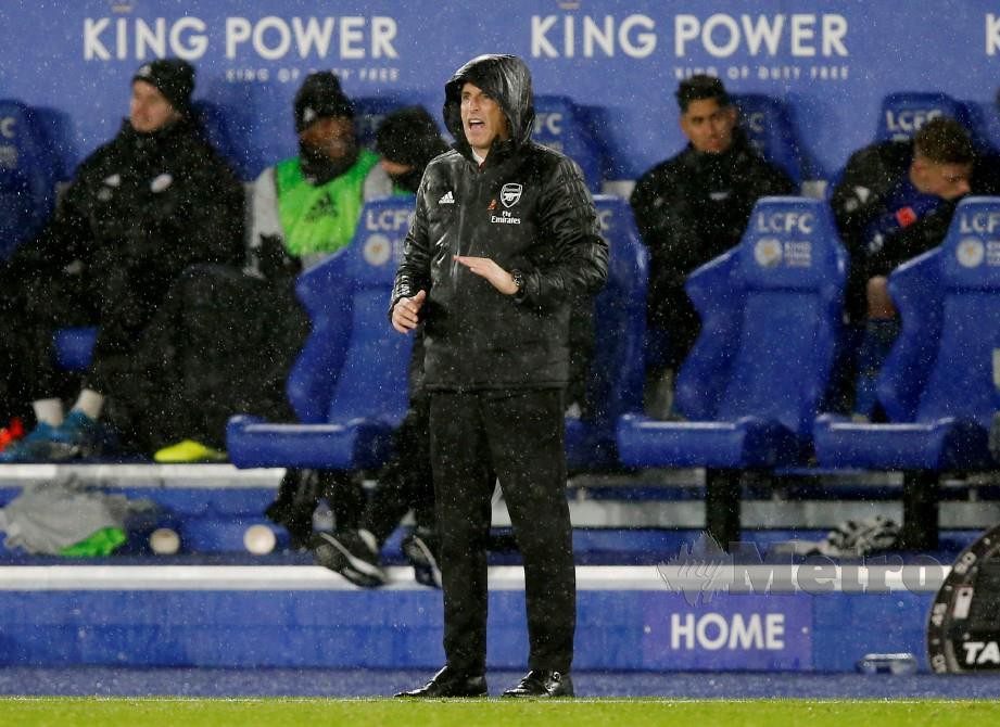 EMERY menyaksikan anak buahnya bergelut dalam hujan di Stadium King Power, Sabtu lalu. — FOTO Reuters