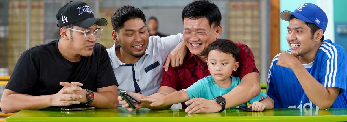 MICHAEL (tengah) bersama anak angkat Rafei  (kiri), Rasyid (dua dari kiri) Abdul Rahman (kanan) dan cucu angkat Rayyan Aisy. FOTO Effendy Rashid