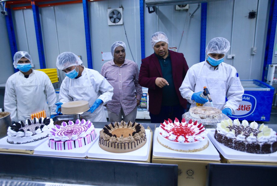 NORIZAM (dua dari kanan) melawat kilang pengeluar makanan dan minuman halal, AK Success. 
