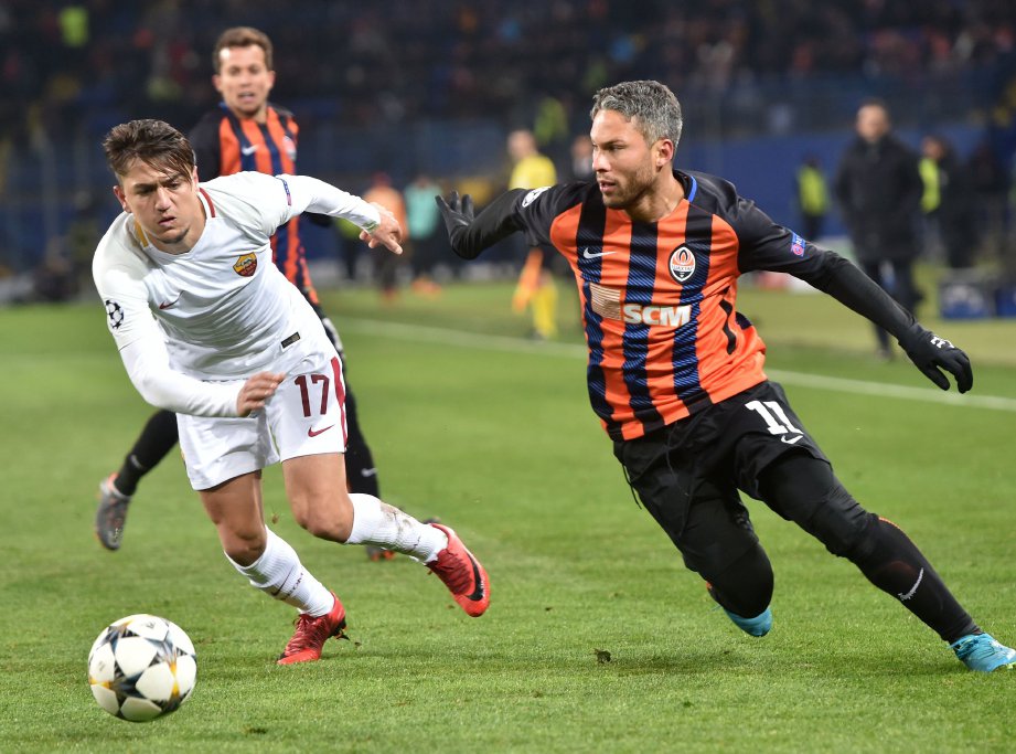 PEMAIN Roma, Cengiz Under (kiri) cuba mengasak pemain Shakhtar Donetsk, Marlos pada saingan pertama kelompok 16 pasukan terakhir Liga Juara-Juara. - Foto AFP