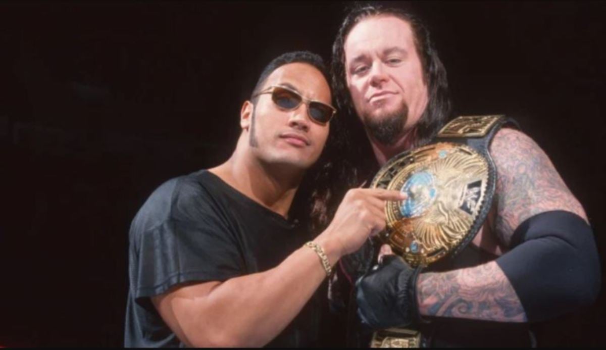 THE Rock (kiri) dan Undertaker ketika zaman kegemilangan mereka. FOTO Agensi 