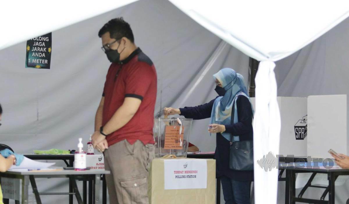 SEBAHAGIAN pengundi membuang undi ketika tinjauan hari mengundi sempena PRN Sarawak di Kompleks Sukan Satok, Kuching. FOTO Aizuddin Saad
