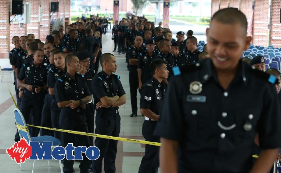 ANGGOTA polis beratur untuk mengetahui saluran mengundi masing-masing untuk Pengundian Awal PRU-14 di PULAPOL Kuala Lumpur. -Foto SALHANI IBRAHIM