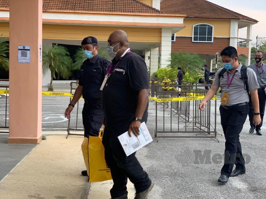 PETI undi pengundian awal bagi PRK DUN Slim dibawa ke pusat penjumlahan rasmi undi di Majlis Daerah Tanjung Malim, Tanjung Malim. FOTO NOOR HIDAYAH TANZIZI
