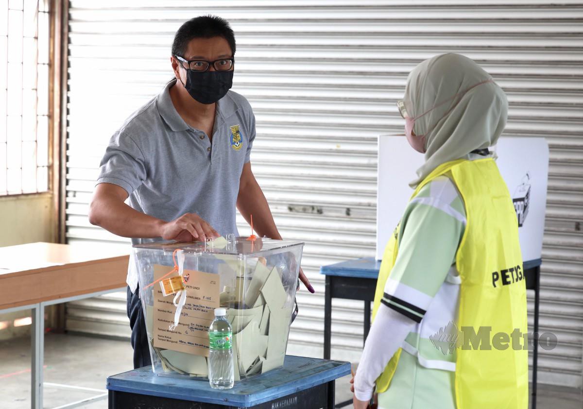 DR Azmi menunaikan tanggungjawab mengundi bagi Pilihan Raya Umum ke-15 (PRU15) di Pusat Mengundi Sekolah Kebangsaan Sultan Alam Shah. FOTO BERNAMA