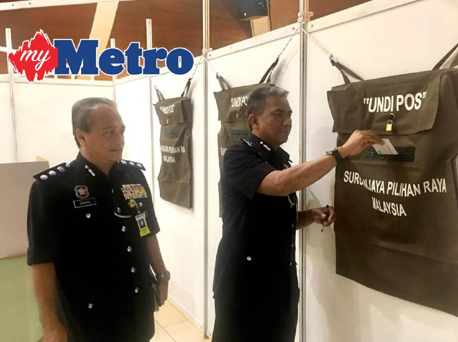 SERAMAI 751 pegawai dan anggota Polis Diraja Malaysia (PDRM) yang berdaftar sebagai pengundi pos menunaikan tanggungjawab mereka seawal 8 pagi tadi di Mes Pegawai Kanan Polis, Bukit Aman. -Foto Fazrik Kamarudin