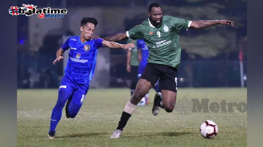 Angan (jersi hijau) ledak gol tunggal berdepan UKM di Stadium Hang Tuah. FOTO NAZRI ABU BAKAR