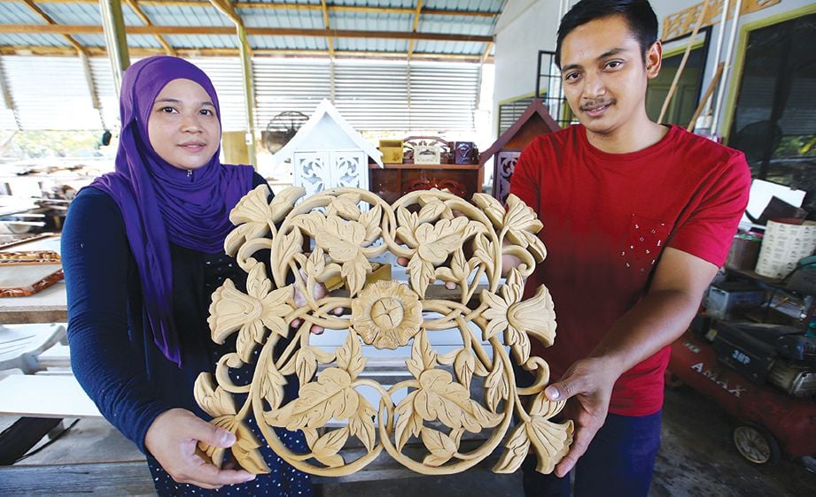 RUWAIDA bersama suami, Suhaimi menubuhkan R&S Kraf Enterprise bagi memenuhi permintaan pembuatan perkakas rumah berukir.
