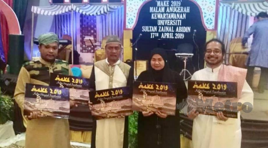 (DARI kiri) Mohd Ishak, Baharom, Rozainah dan Ghazali bersama replika hadiah dimenangi pada Malam Anugerah Kewartawanan UniSZA 2019 di Kuala Terengganu, malam tadi. FOTO Zaid Salim. 