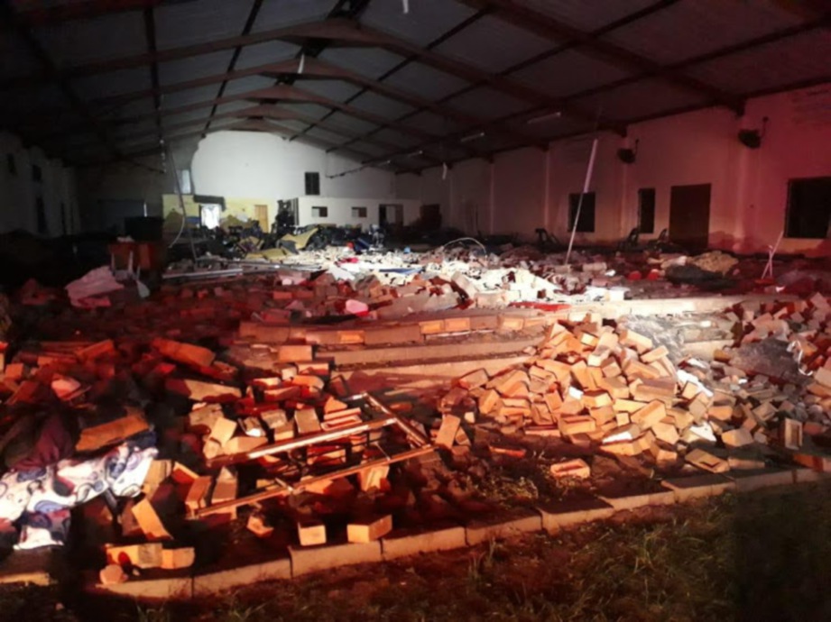 13 orang mati dan 16 yang cedera bumbung gereja runtuh.
